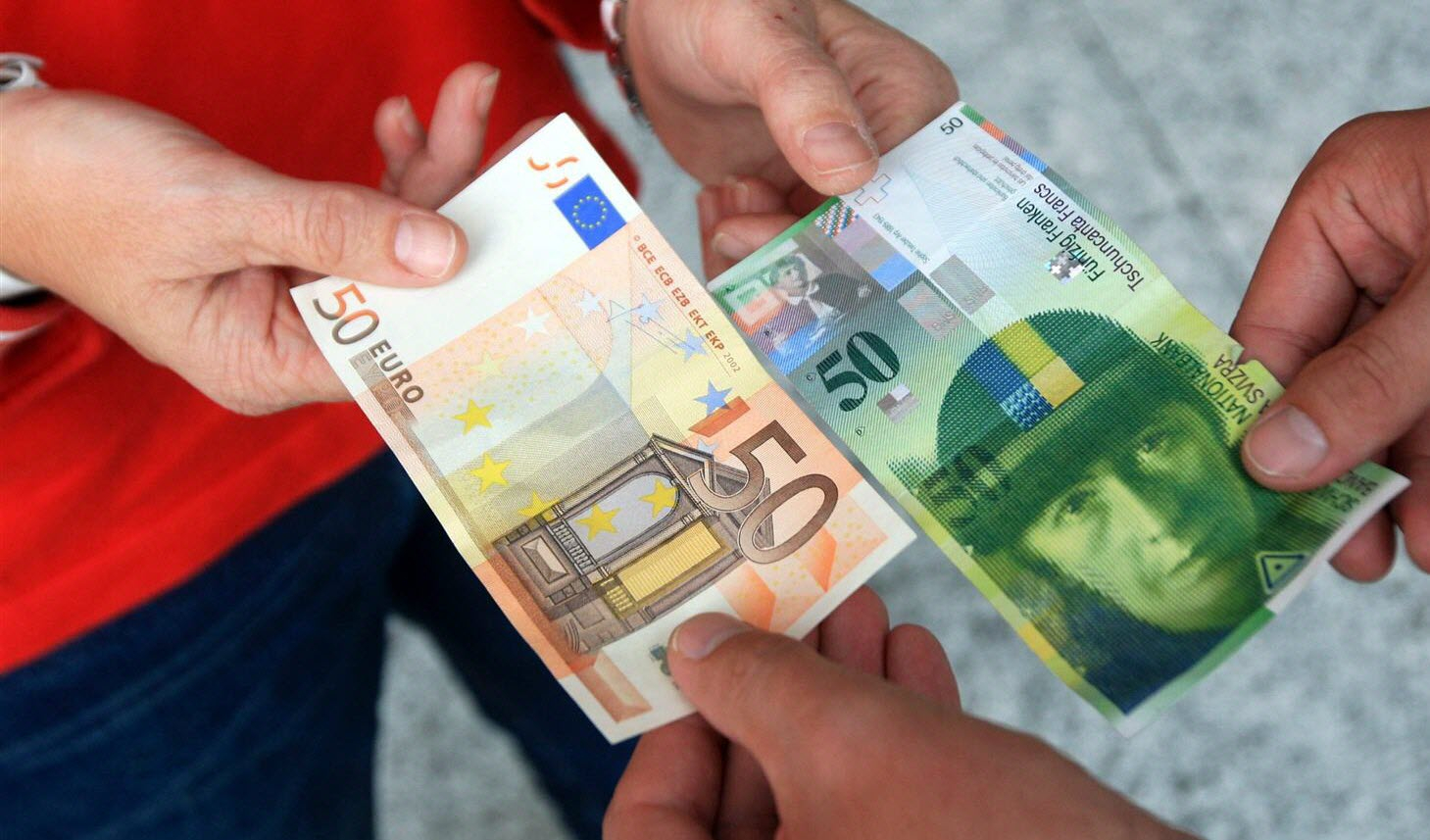 l-euro-ne-vaut-plus-que-1-15-chf-et-la-chute-du-cours-risque-de-se-poursuivre-photo-thierry-gachon-1599116049